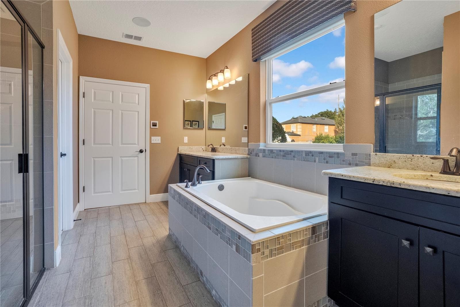 downstairs primary bath - 2356 KELBROOK CT, OVIEDO