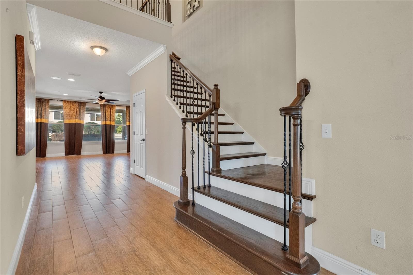 wood staircase with iron spindles - 2356 KELBROOK CT, OVIEDO