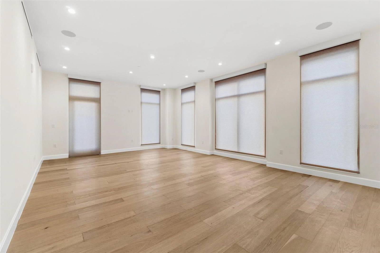 Living Room Lutron Blinds - 126 4TH AVE NE #601, ST PETERSBURG