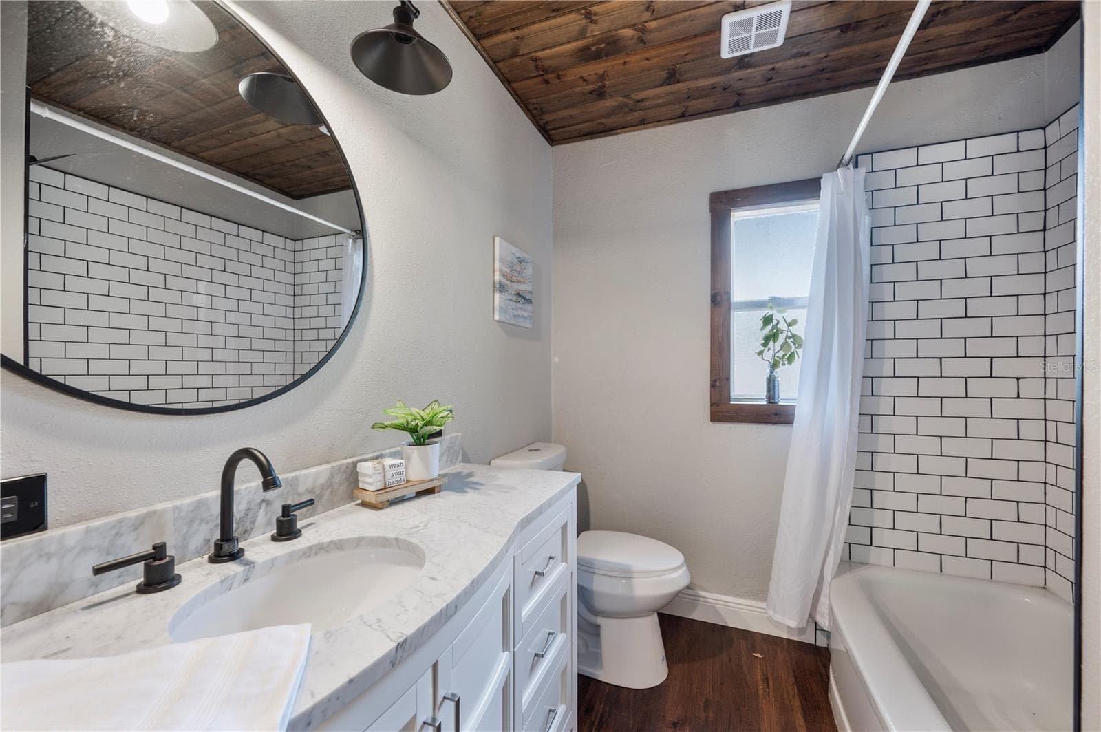 Guest Bath - 504 PRADO PL, LAKELAND