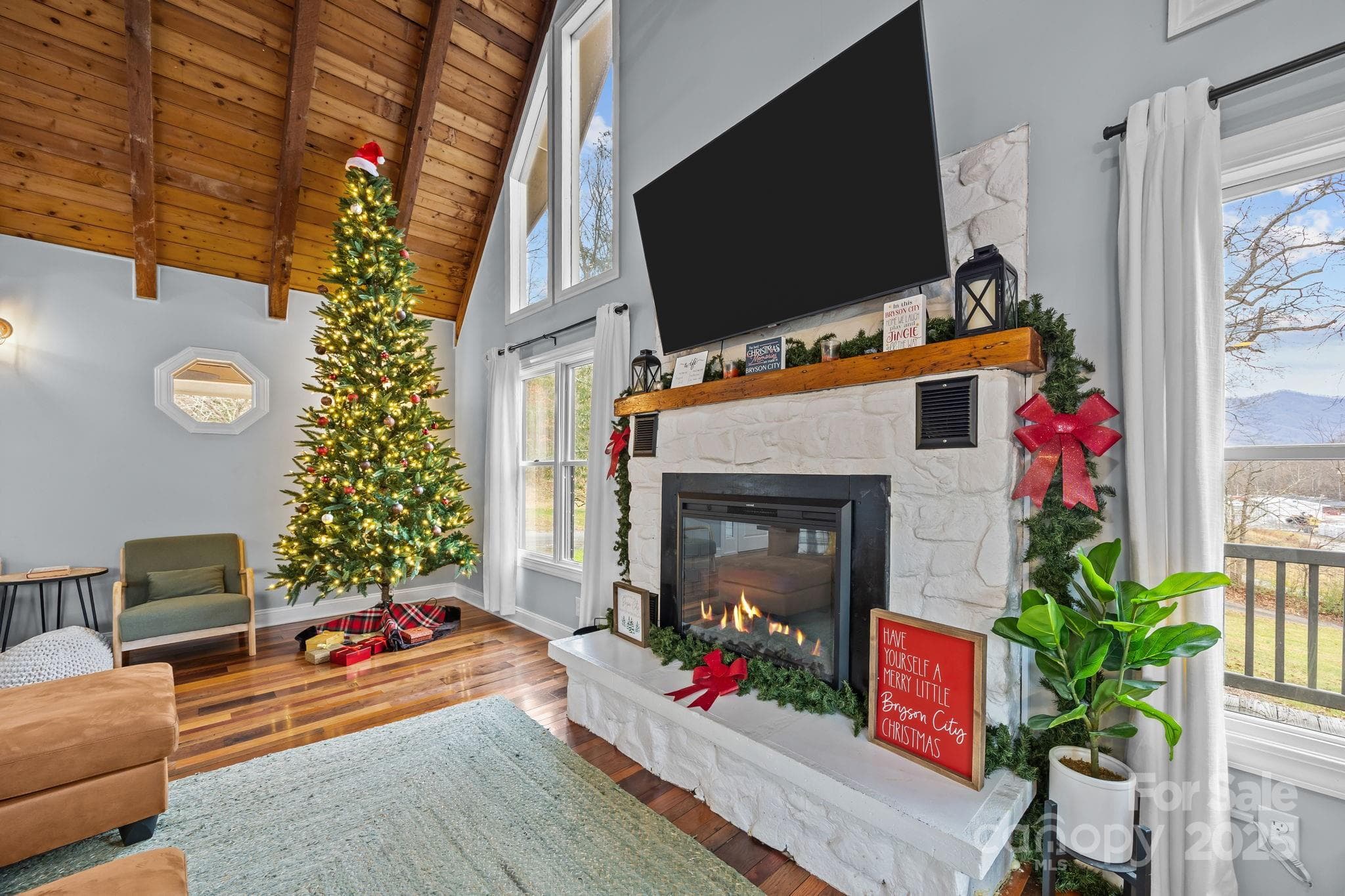 Warm cozy fireplace - 540 Toot Hollow Road, Bryson City