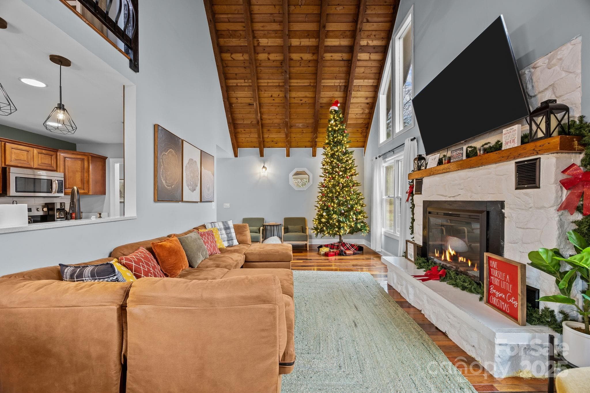 Extra tall ceiling with loft - 540 Toot Hollow Road, Bryson City