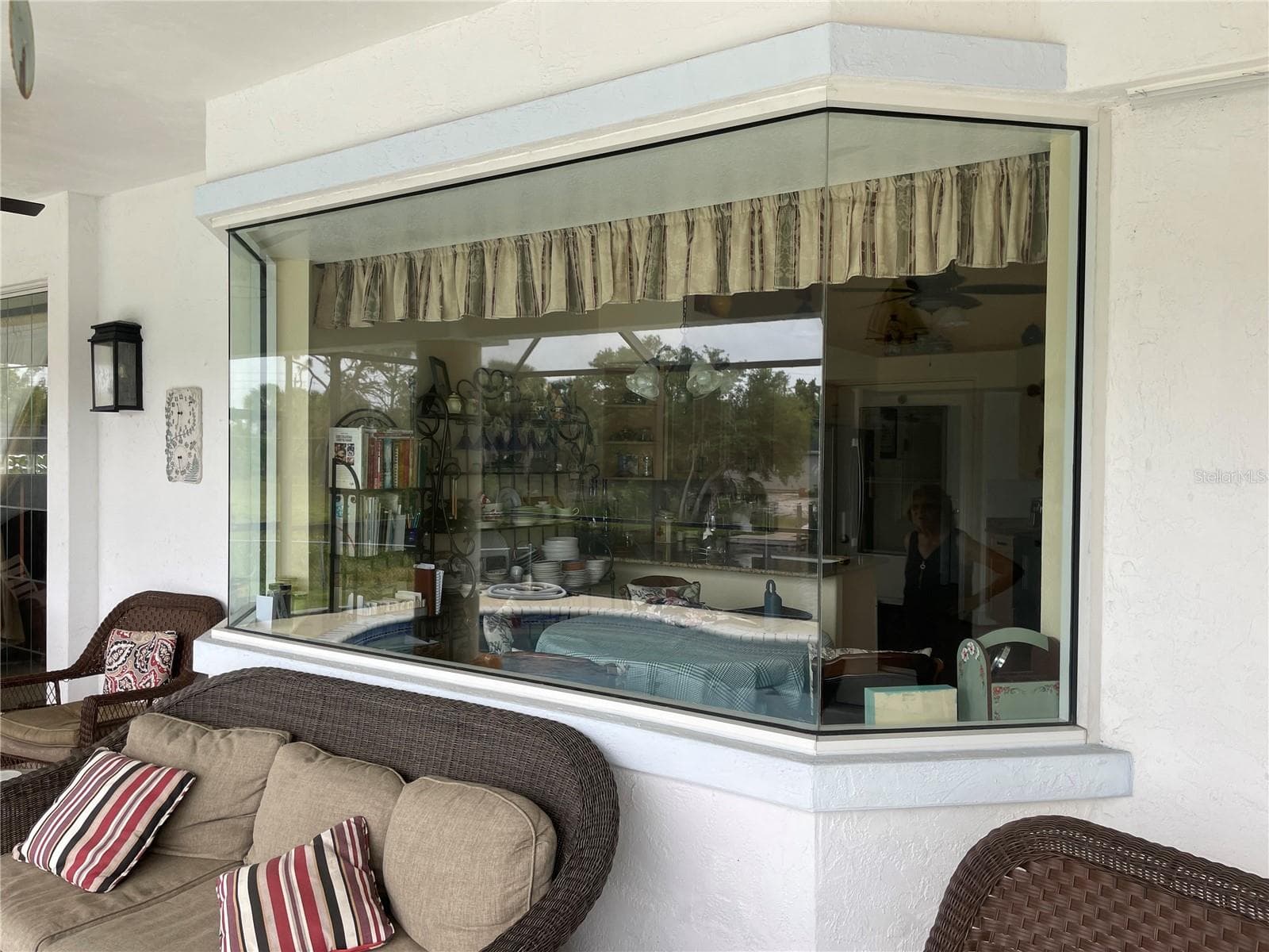 AQUARIUM BAY GLASS VIEW WINDOW - 18029 OHARA DR, PORT CHARLOTTE