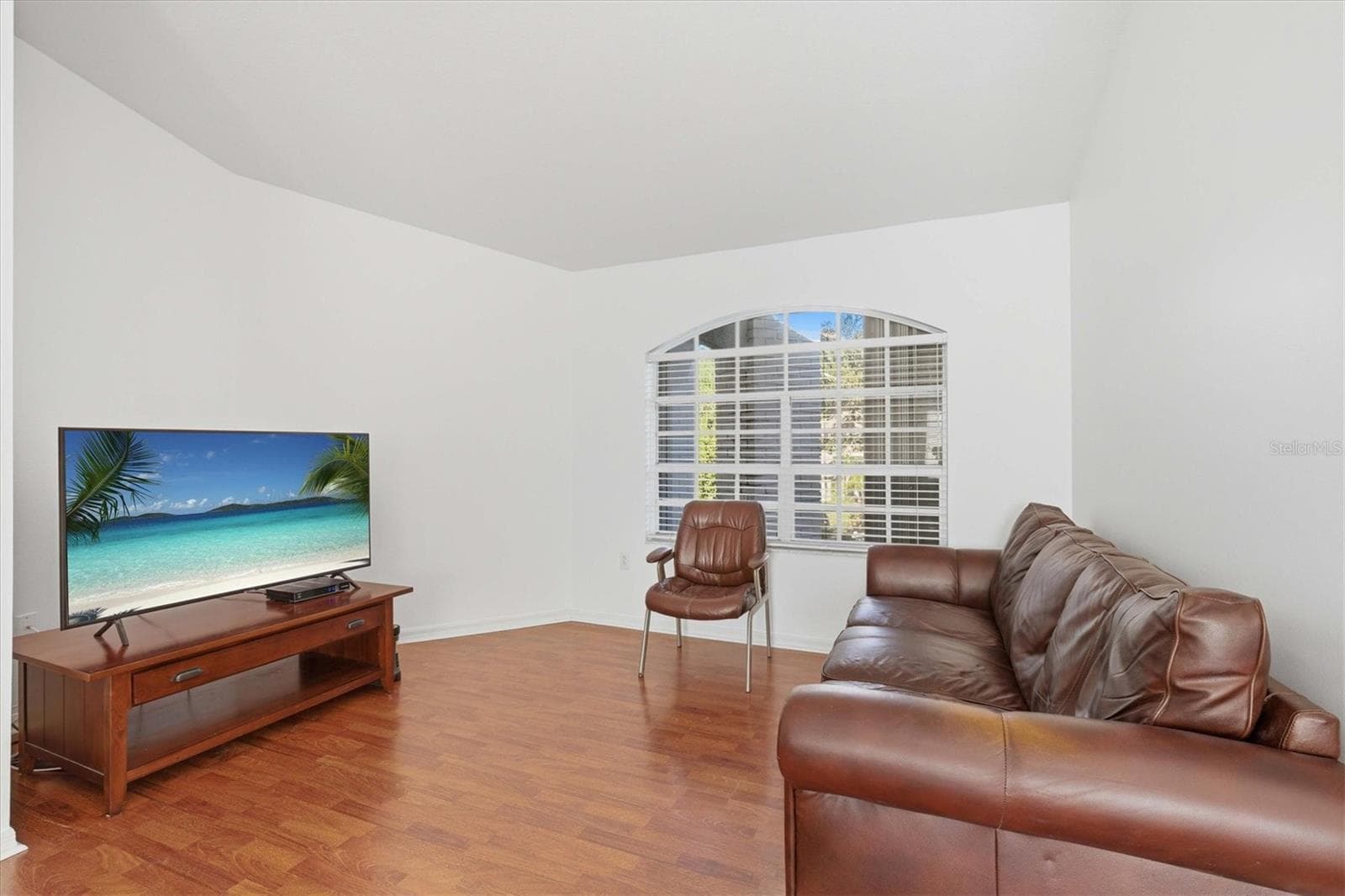 Provate sitting area - 2328 WARWICK DR, OLDSMAR