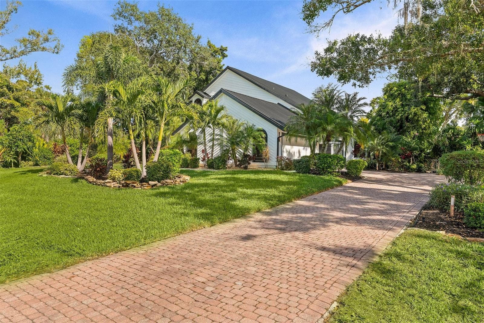 long drive with wide extra parking area - 6349 RAVENWOOD WAY, SARASOTA