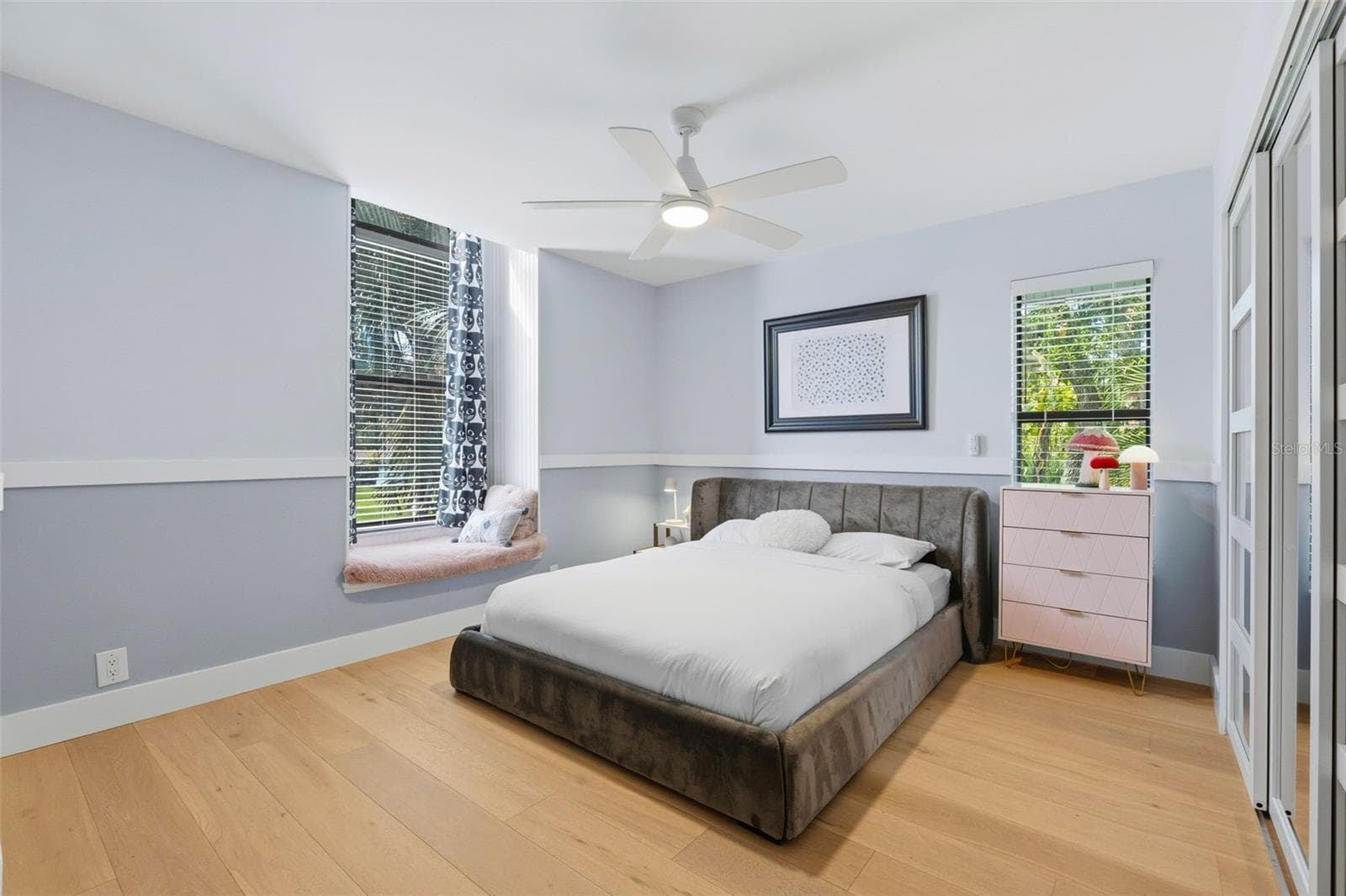 upstairs bedroom features sitting window seat - 6349 RAVENWOOD WAY, SARASOTA
