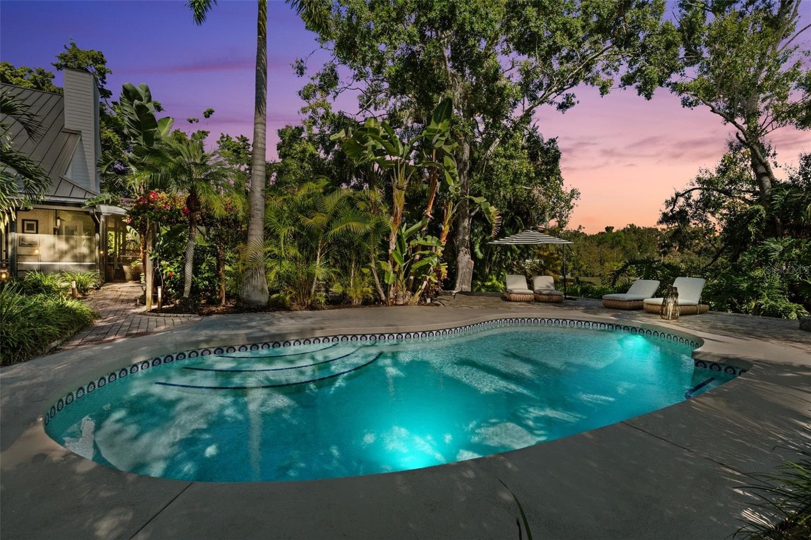 enjoy evening gatherings with friends by the pool or fire pit - 6349 RAVENWOOD WAY, SARASOTA