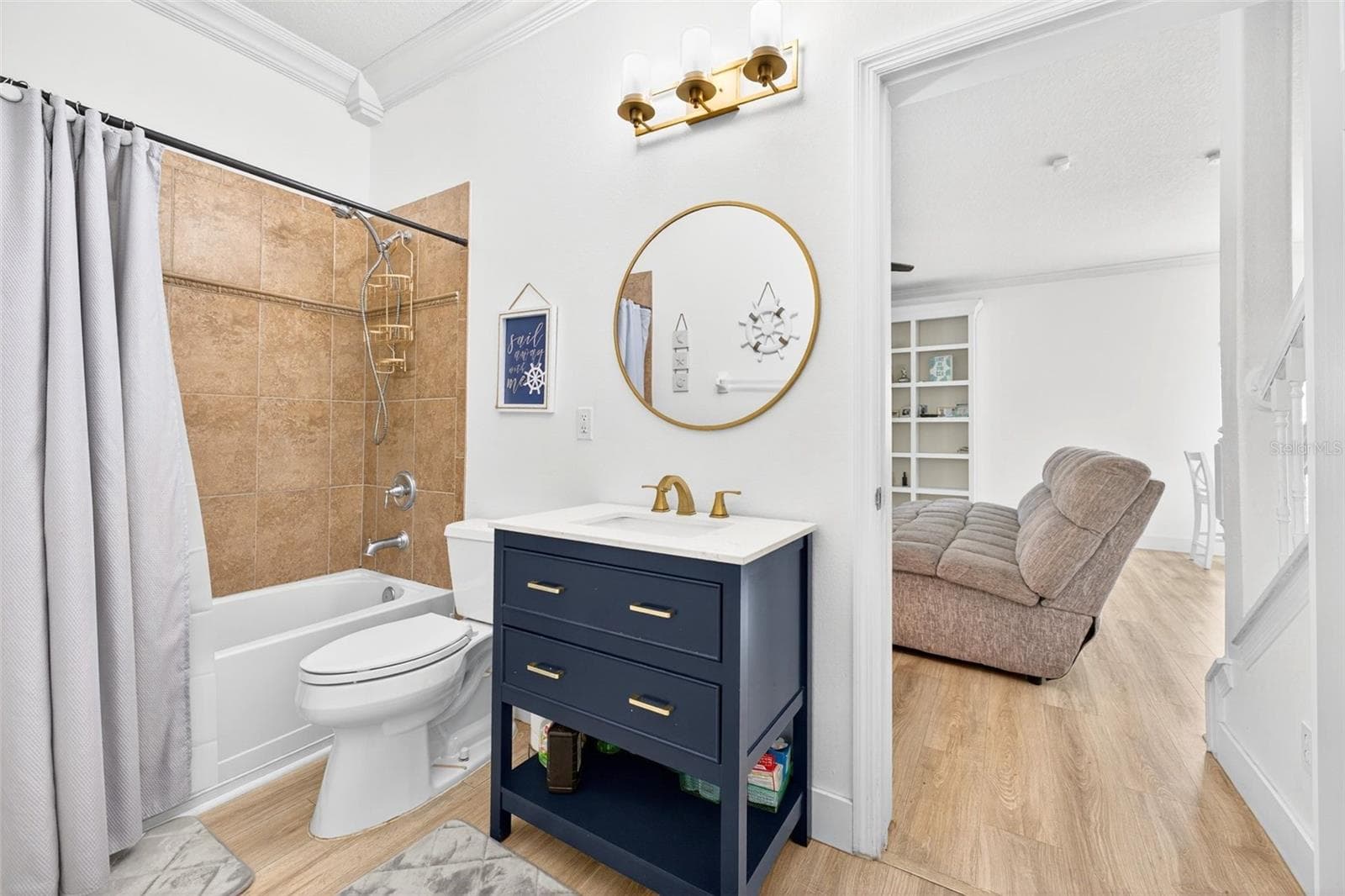 Impressive downstairs hall bath with entrance from the family room and the bedroom 1 - 20930 SULLIVAN RANCH BLVD, MOUNT DORA