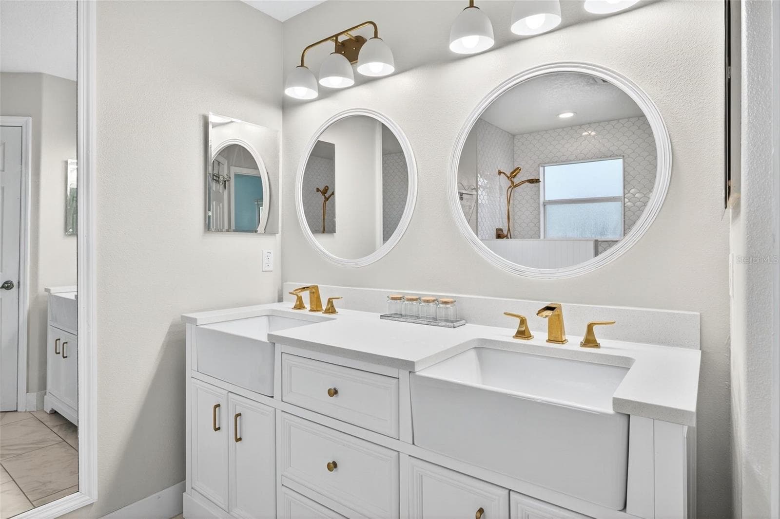 Farm house style sinks and loads of storage - 20930 SULLIVAN RANCH BLVD, MOUNT DORA