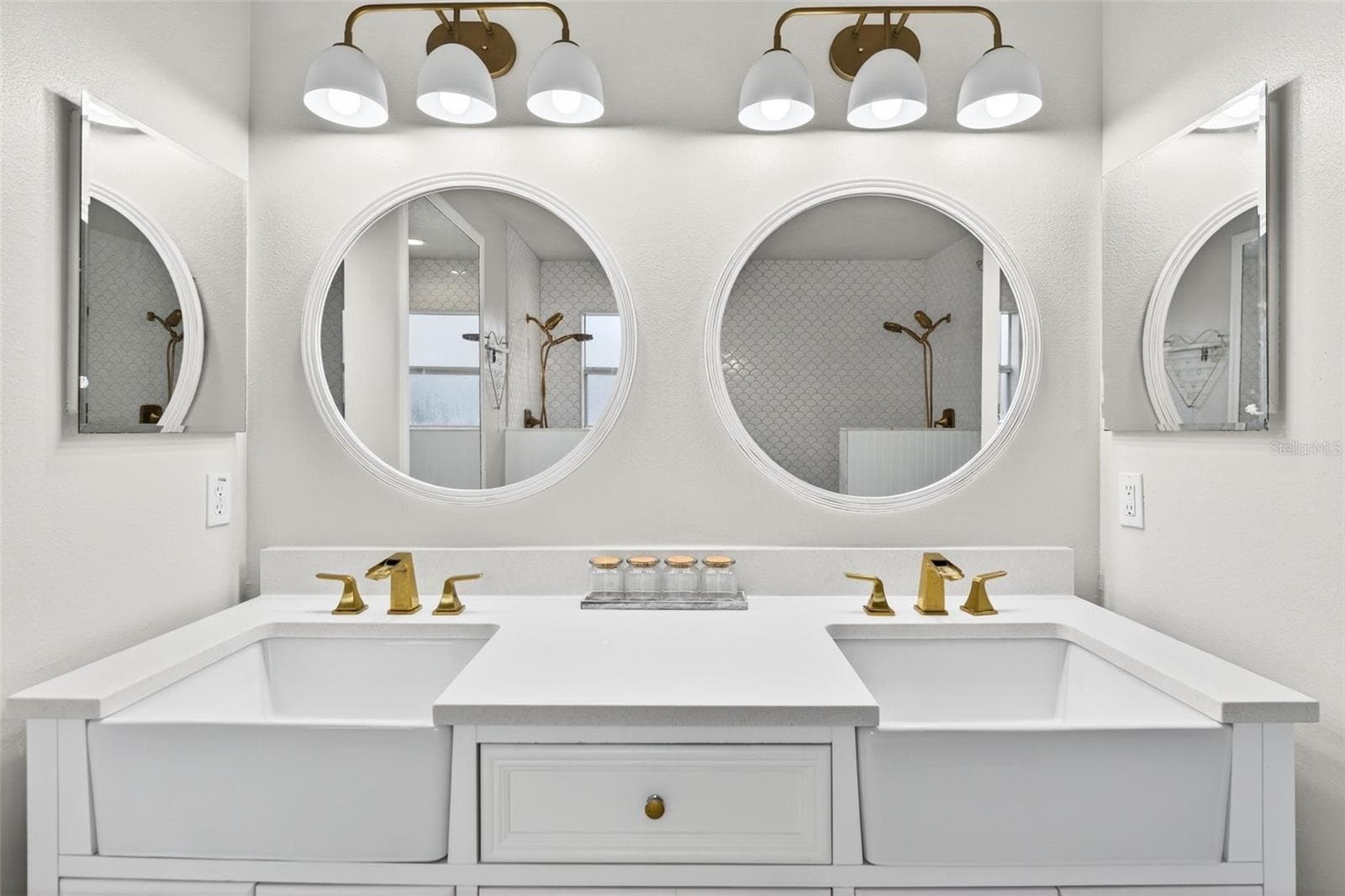 Dual sinks and dual medicine cabinets - 20930 SULLIVAN RANCH BLVD, MOUNT DORA