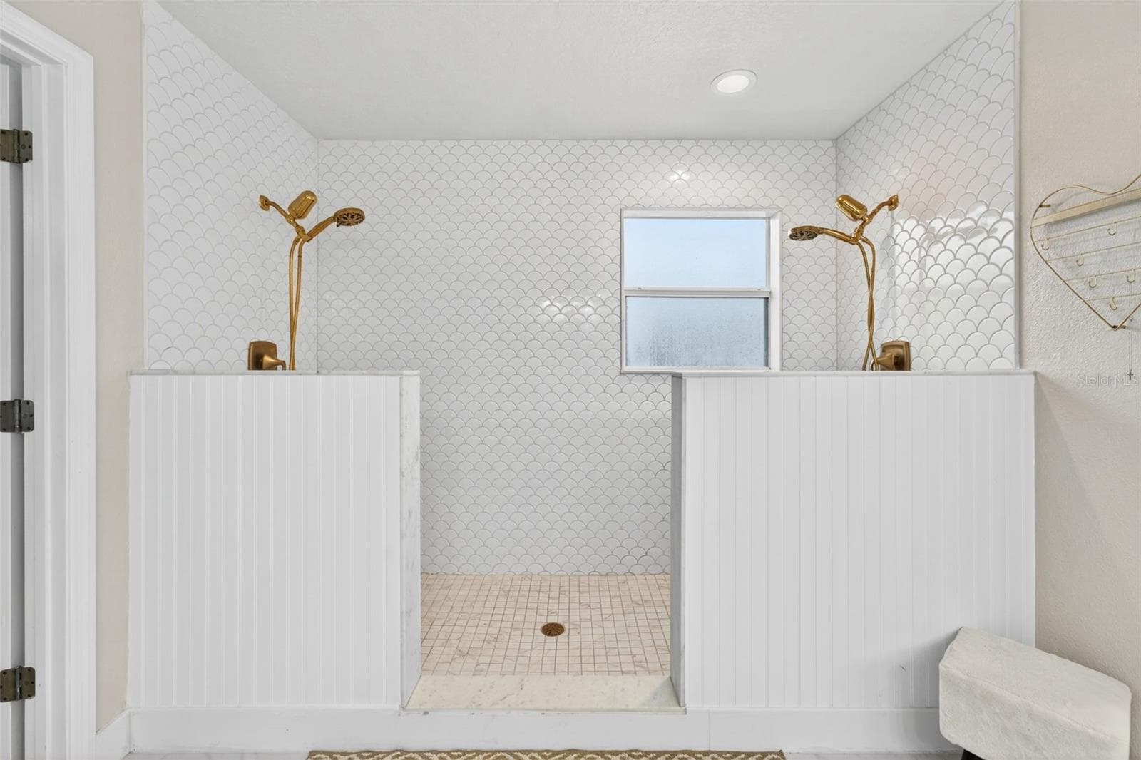 Look at the staggering primary double shower is great for humans and dog washing as well. - 20930 SULLIVAN RANCH BLVD, MOUNT DORA