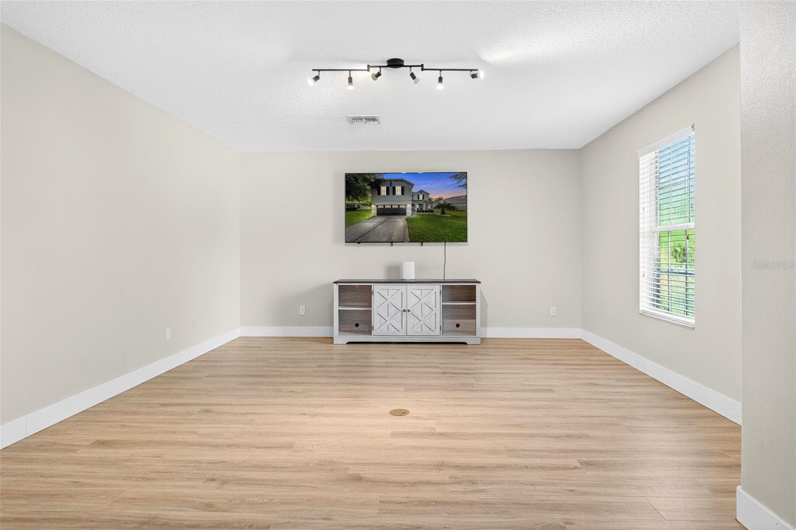 Oversize wall with no windows is perfect for that theater size TV - 20930 SULLIVAN RANCH BLVD, MOUNT DORA