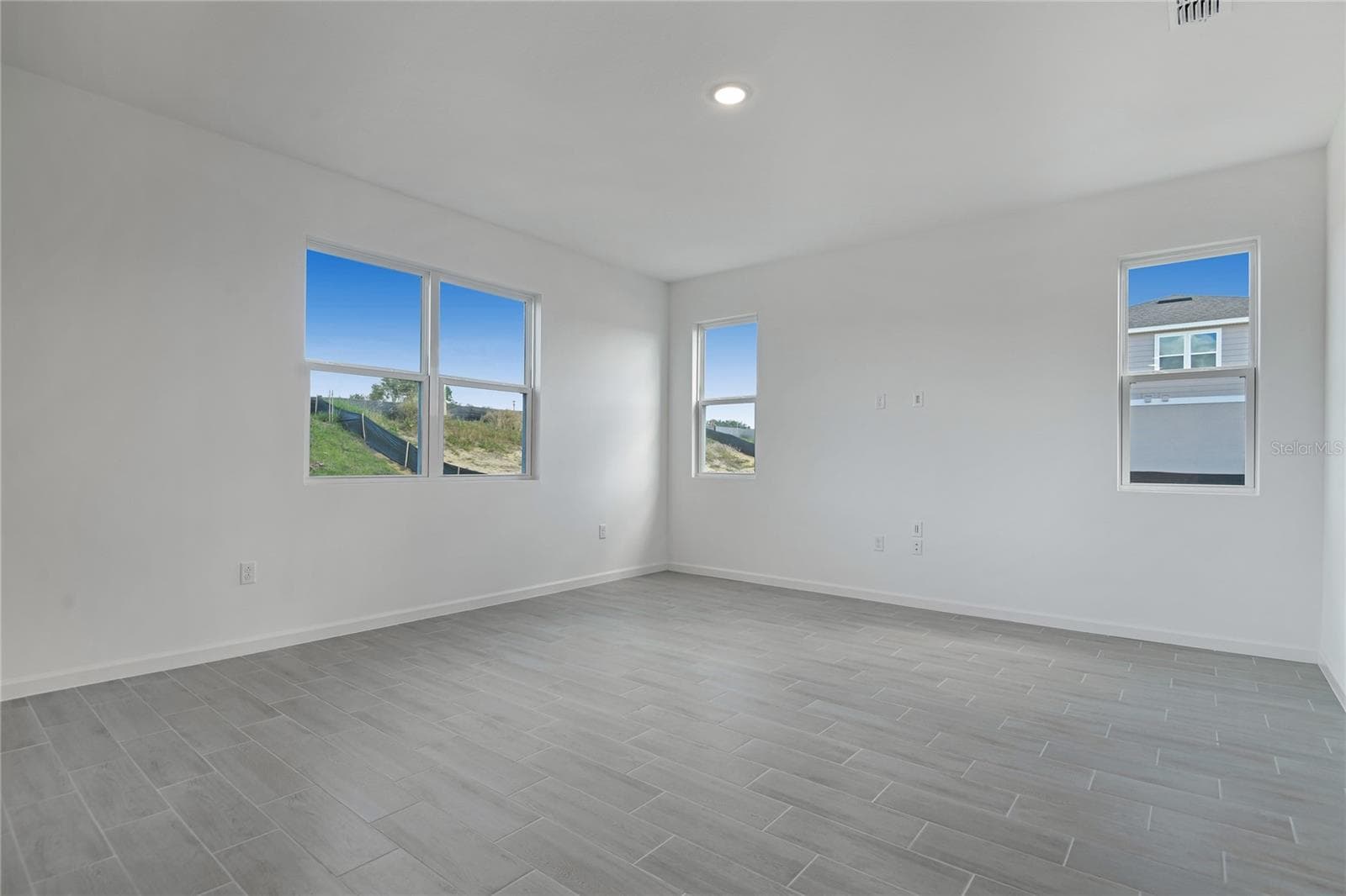Single Family Residence at 1257 DAISY HILL AVE, DUNDEE, photo 8 of 19