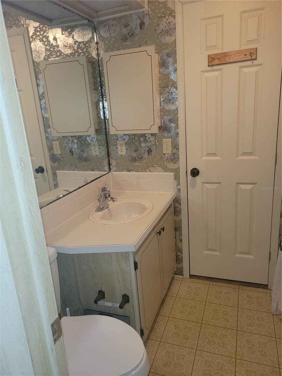 Second Bathroom - 3027 GALAXY LN, LAKELAND