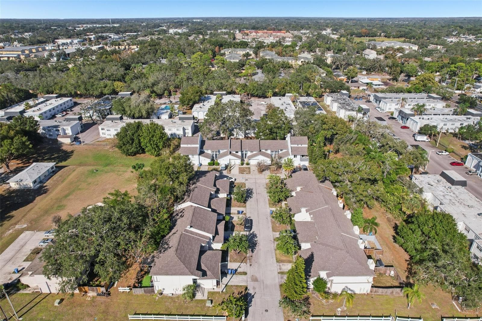 Townhouse at 1310 MOUNTAIN VIEW DR #105, TAMPA, photo 41 of 53