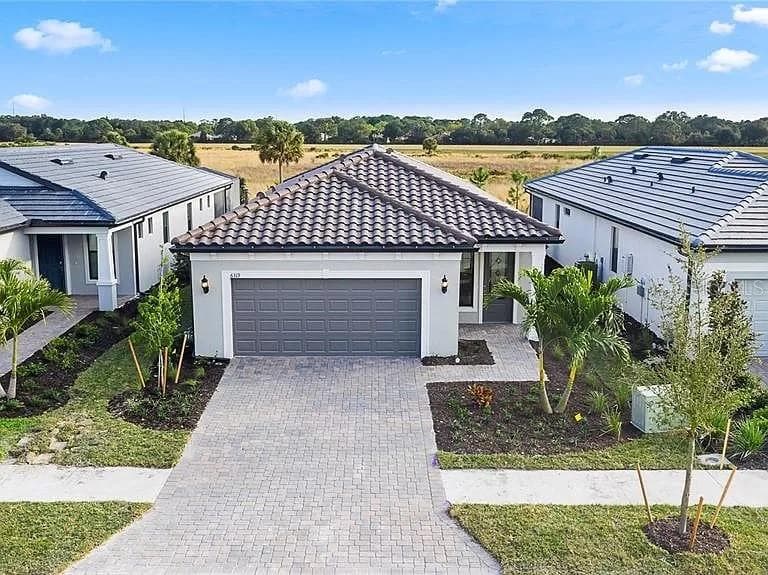 6319 CRESTED EAGLE LN