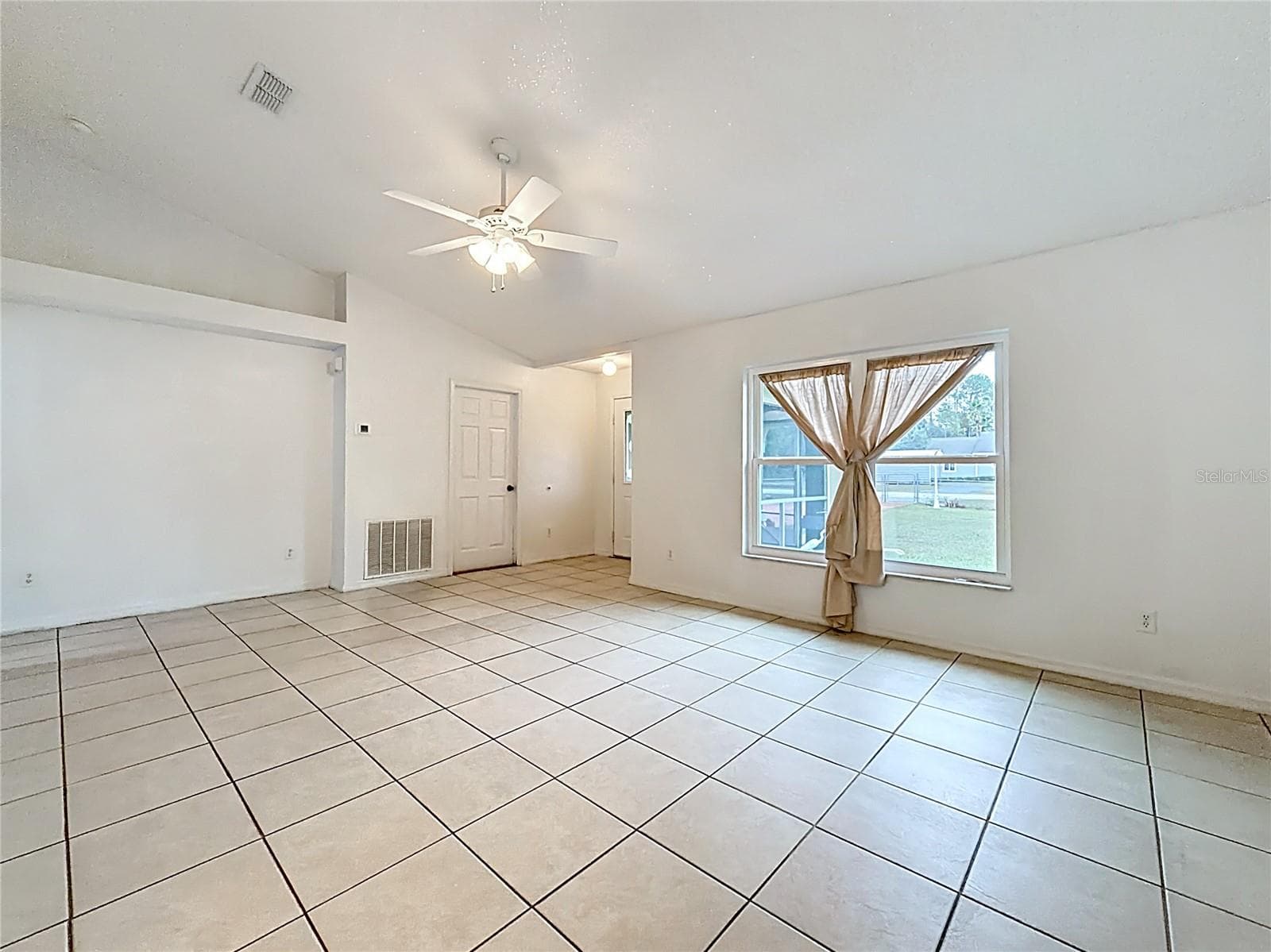 Single Family Residence at 4592 SW GARDENIA CT, DUNNELLON, photo 4 of 41