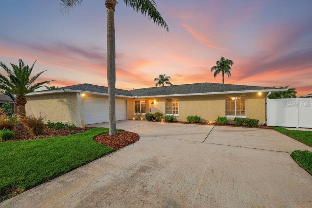 1963 Tanglewood Dr NE - 1963 TANGLEWOOD DR NE, ST PETERSBURG