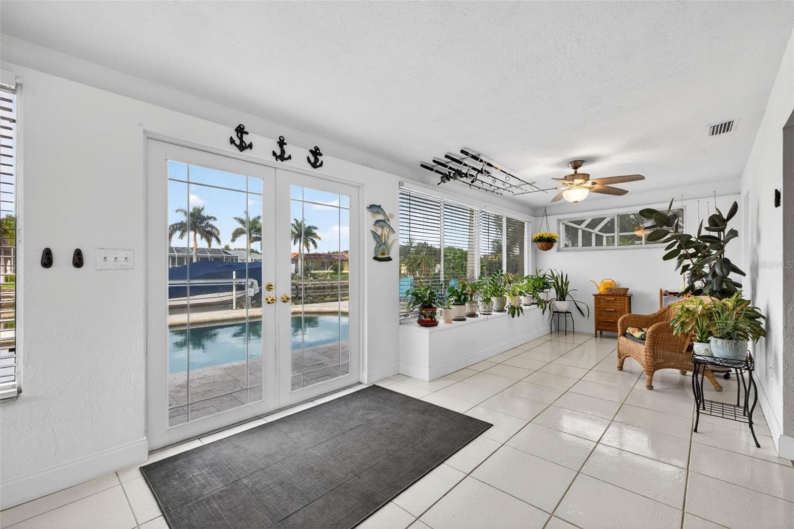 Single Family Residence at 1963 TANGLEWOOD DR NE, ST PETERSBURG, photo 14 of 38