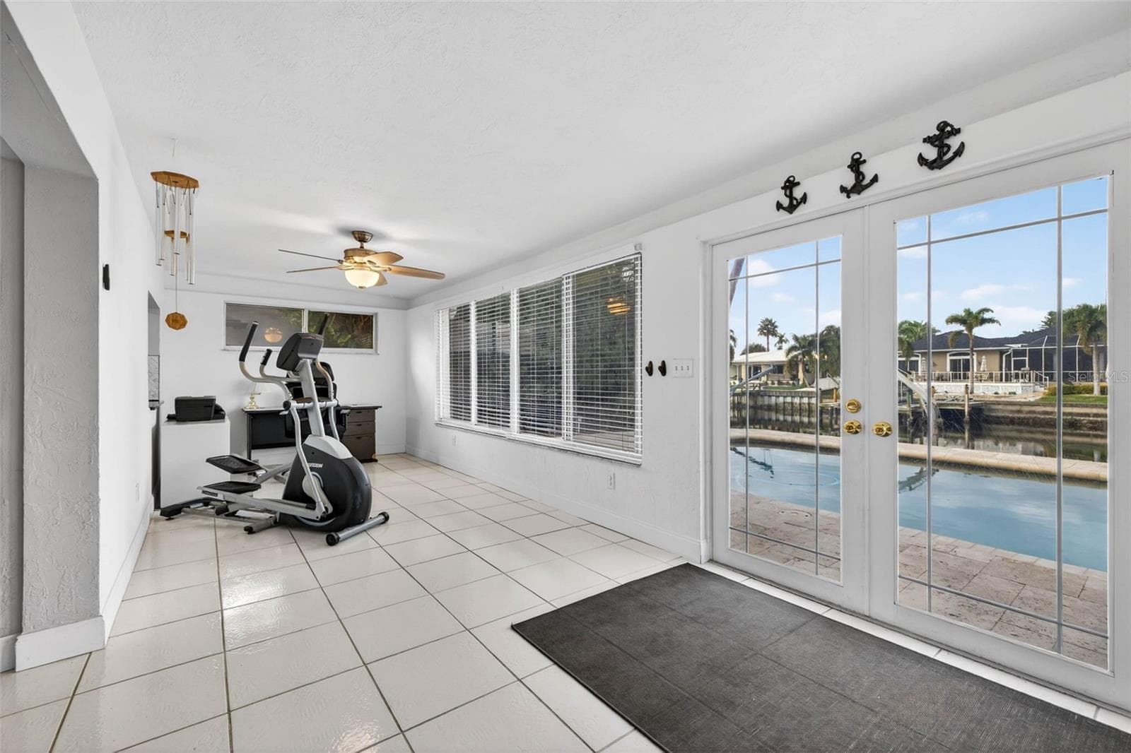 Single Family Residence at 1963 TANGLEWOOD DR NE, ST PETERSBURG, photo 15 of 38