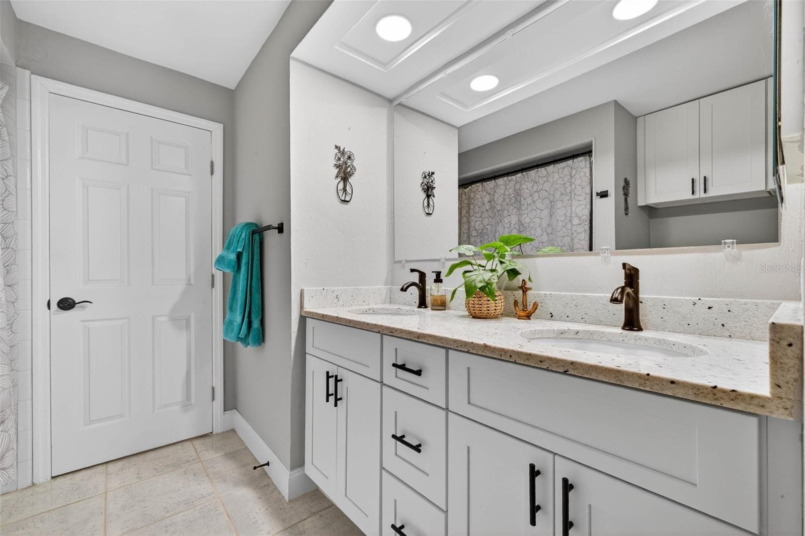 Hall Bath - 1963 TANGLEWOOD DR NE, ST PETERSBURG