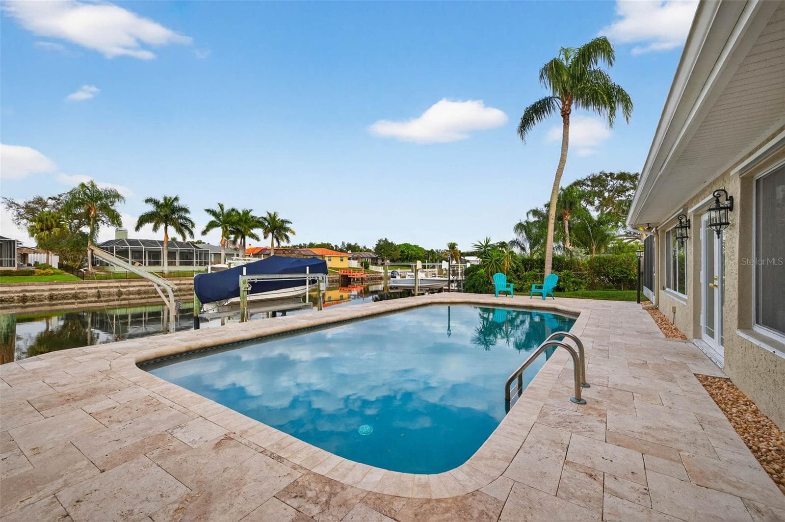 Beautiful resurfaced pool and travertine deck - 1963 TANGLEWOOD DR NE, ST PETERSBURG