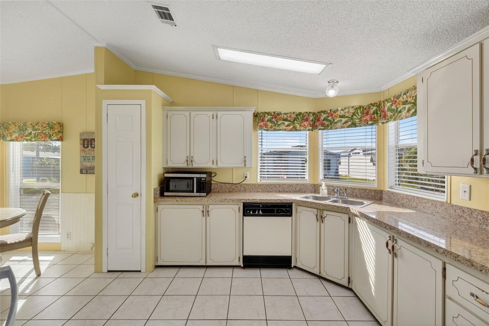 Manufactured Home at 512 LA PLAYA CIR, NORTH PORT, photo 9 of 77
