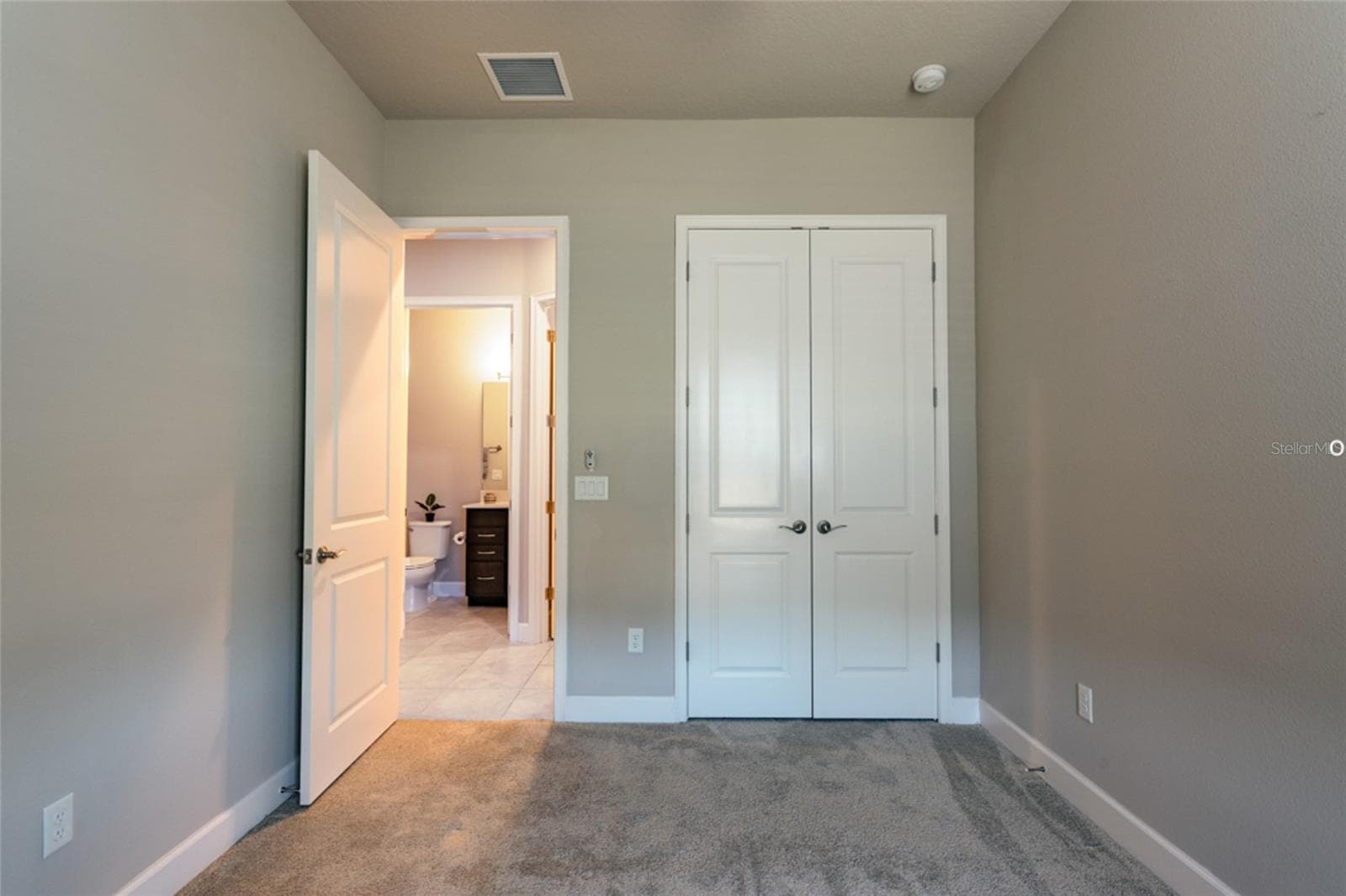 Secondary bedroom at opposite end of the home ensures privacy for guests - 3 NEWHAVEN LN, ORMOND BEACH