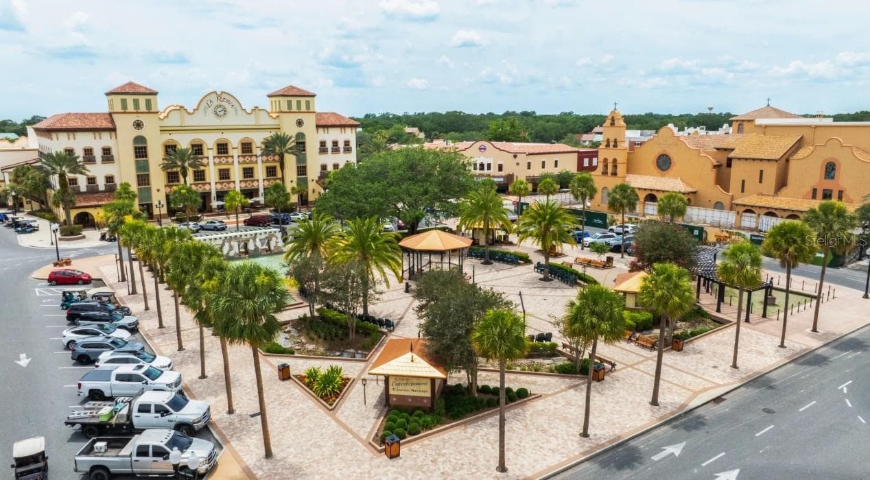 Spanish Spring Town Square Featuring nightly events or performances - 930 BUCKEYE DR, LADY LAKE