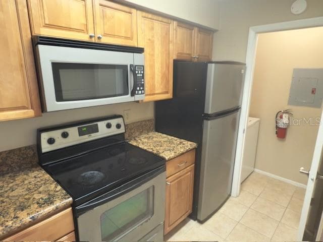 KITCHEN LOOKING INTO THE LAUNDRY ROOM - 208 AFTON SQ #10-307, ALTAMONTE SPRINGS
