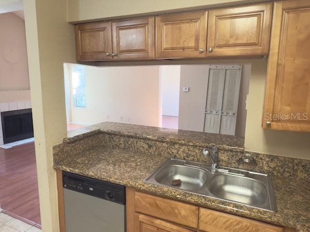 KITCHEN OVERLOOKING IN LIVING ROM - 208 AFTON SQ #10-307, ALTAMONTE SPRINGS