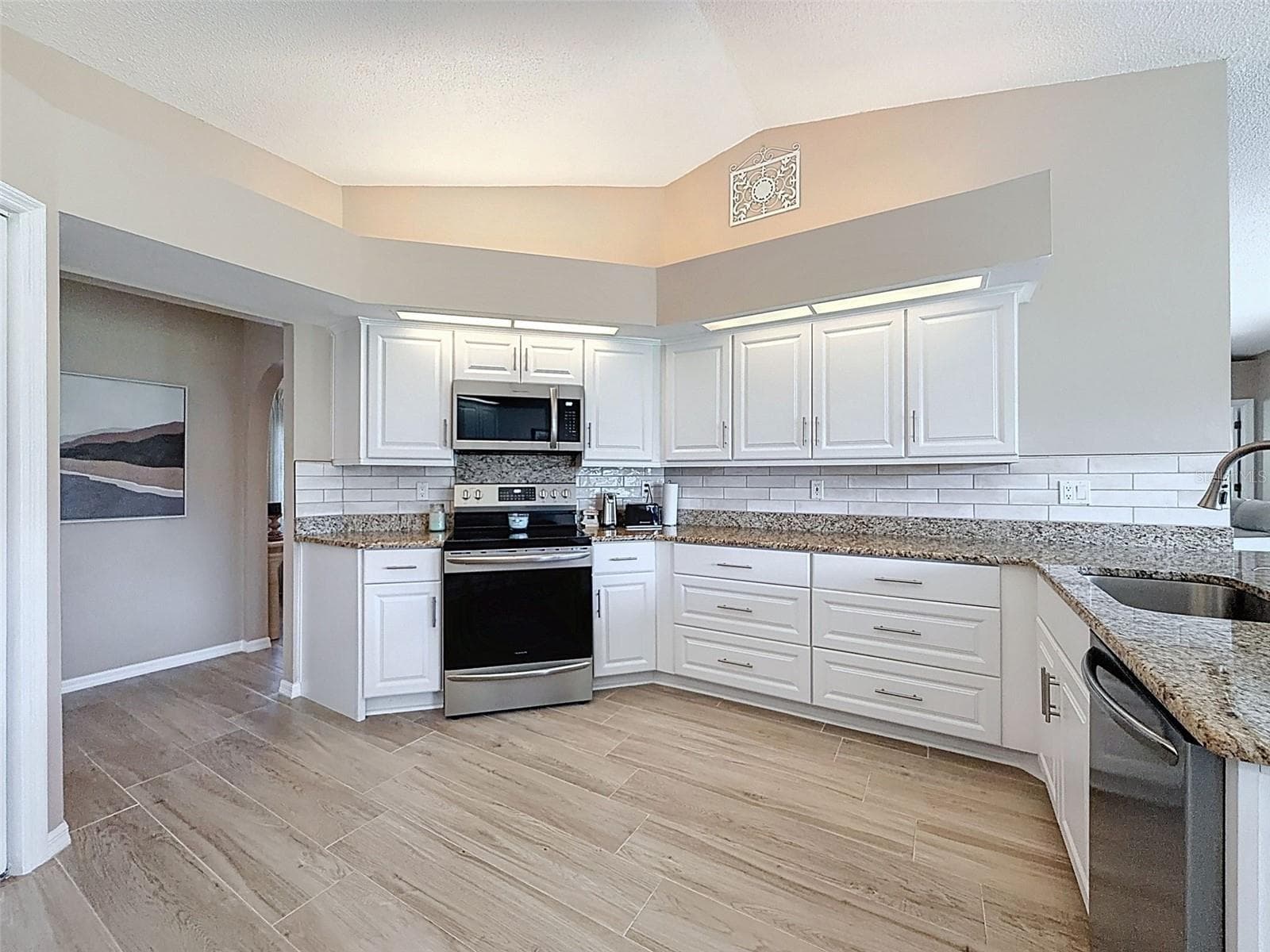 Single Family Residence at 9428 APPLE DUMPLING CT, WEEKI WACHEE, photo 7 of 36