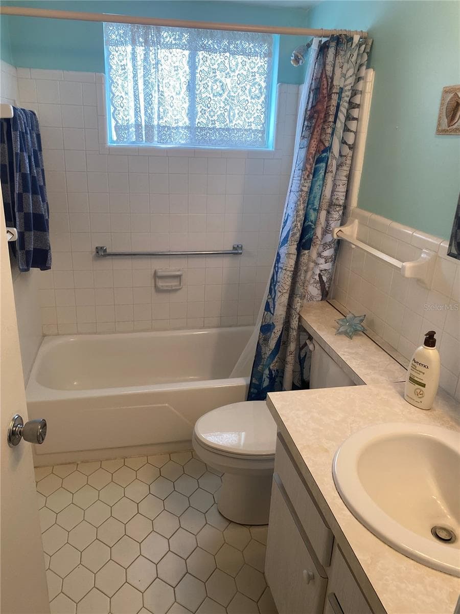 HALLWAY BATHROOM - 11224 82ND AVE #210, SEMINOLE