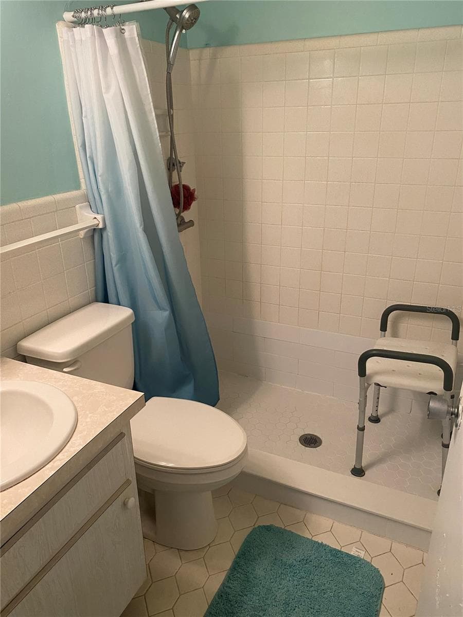 MASTER BATH - 11224 82ND AVE #210, SEMINOLE