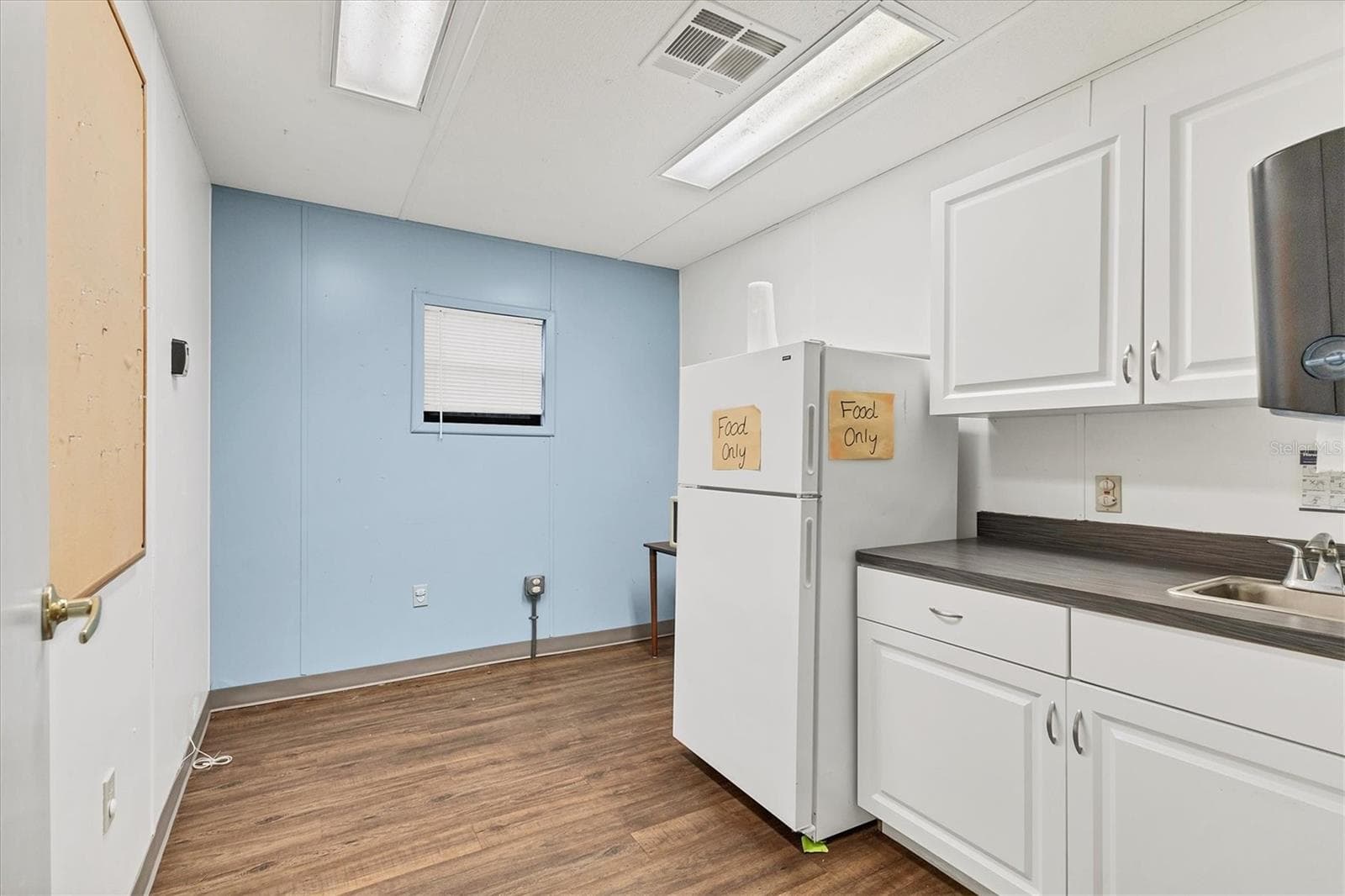 Break room - 37220 GLENWOOD AVE, MYAKKA CITY