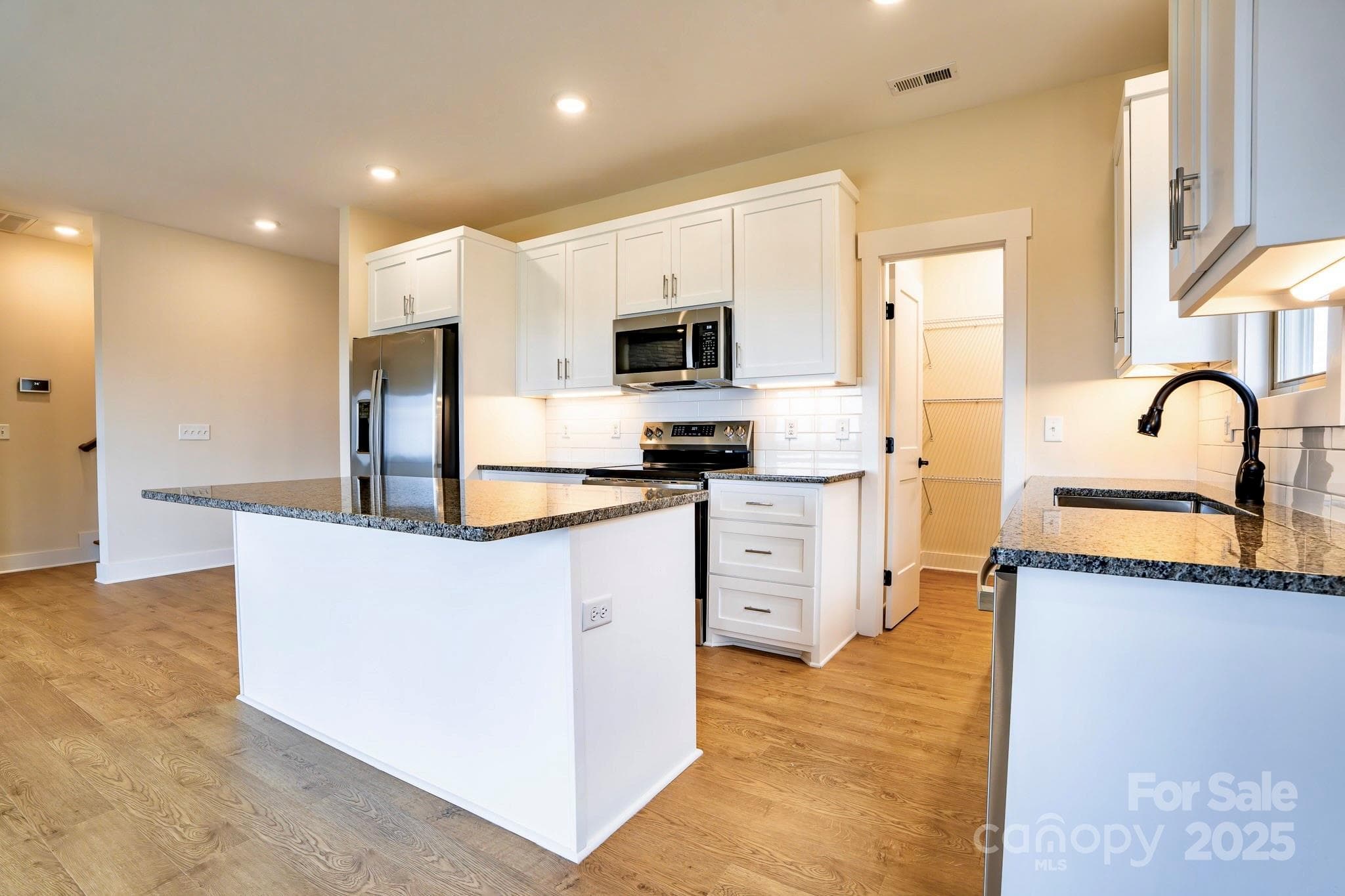 Single Family Residence at 1387 River Club Ridge, Lenoir, photo 8 of 48