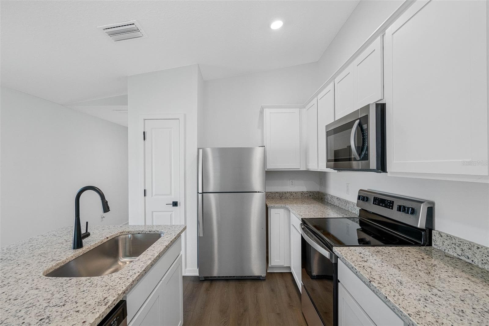 Single Family Residence at 614 BLACKTHORN DR, LAKELAND, photo 6 of 16