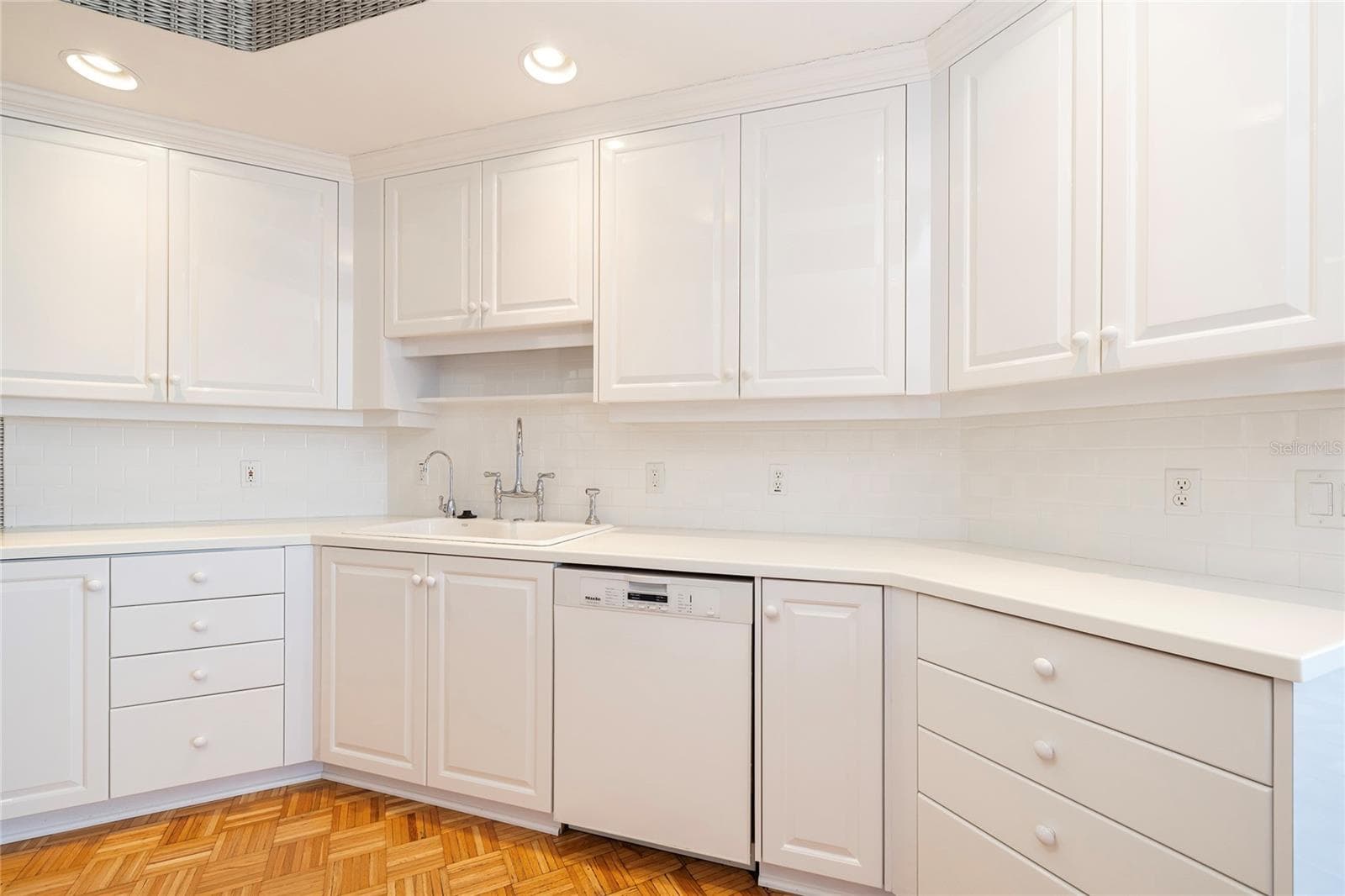 Beautifully-maintained Kitchen - 2 SEASIDE LN #103, BELLEAIR