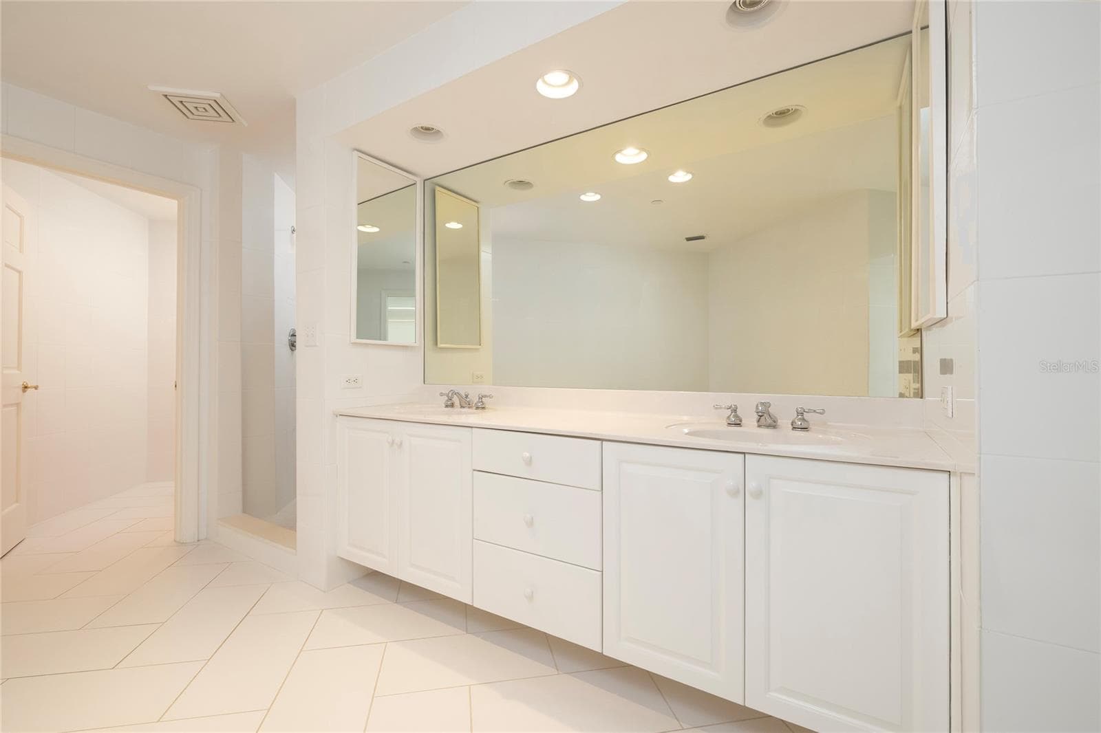Master Bathroom with soaking tub, separate shower, dual vanities and separate water closet - 2 SEASIDE LN #103, BELLEAIR