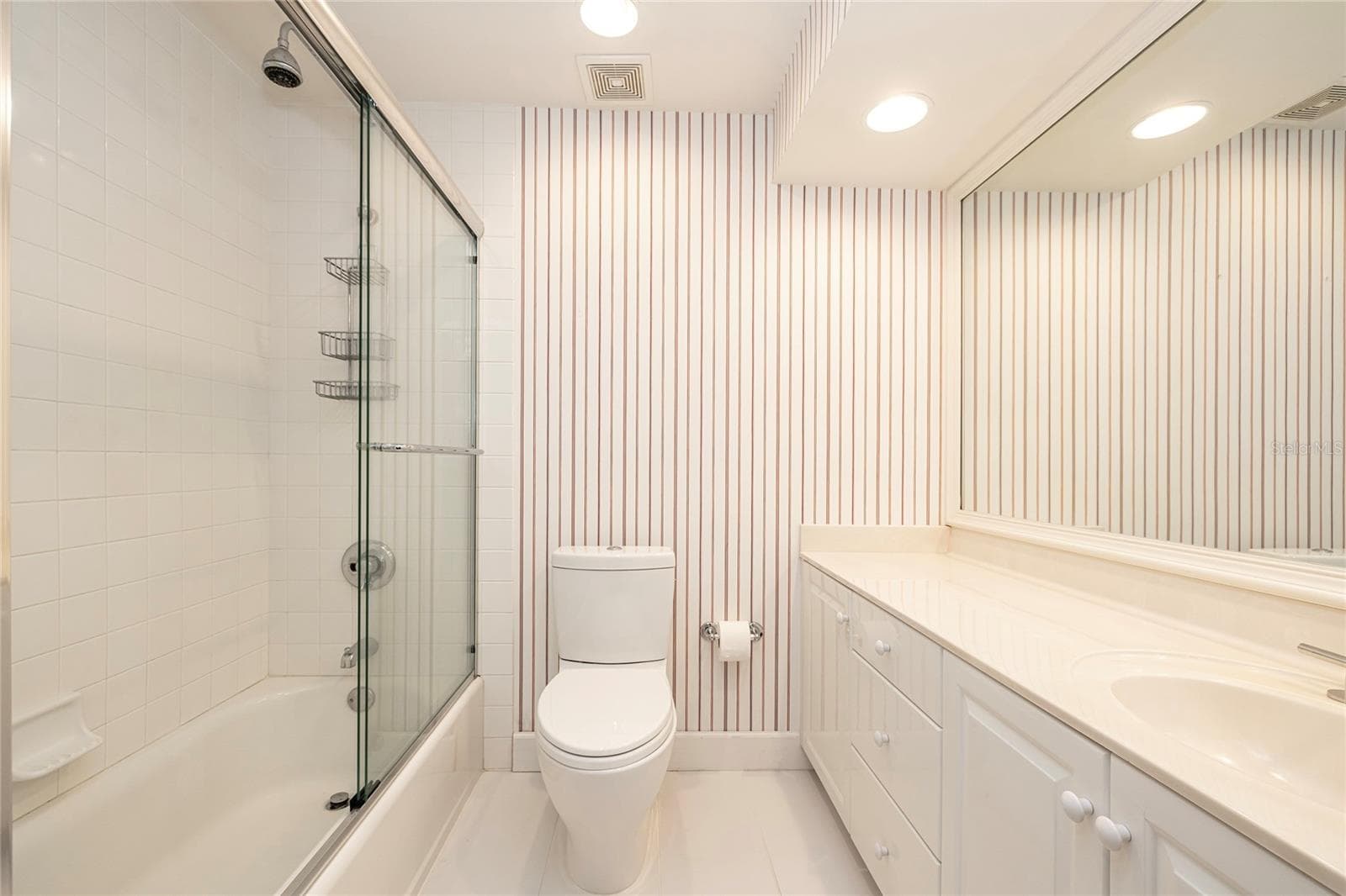 Second Bedroom en-suite Bathroom - 2 SEASIDE LN #103, BELLEAIR