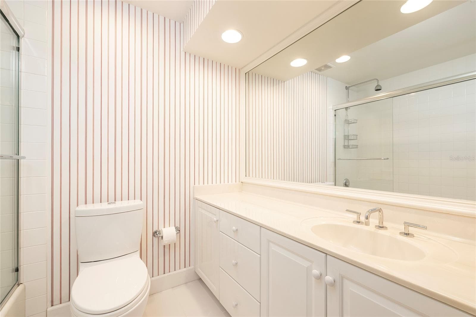 Second Bedroom en-suite Bathroom - 2 SEASIDE LN #103, BELLEAIR