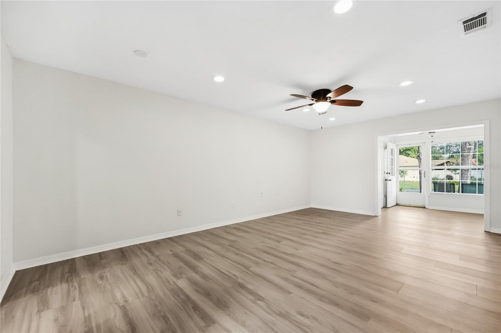 Spacious living and dining room combo with sunroom - 249 N HILL AVE #30, DELAND