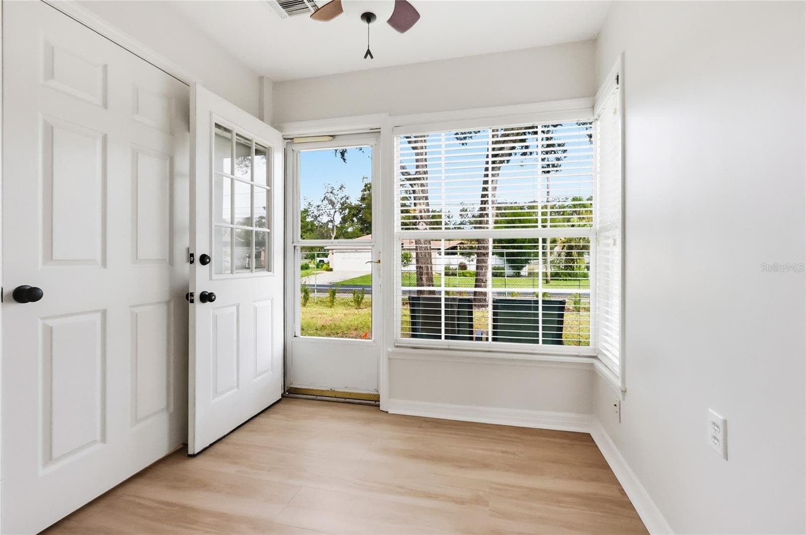 Sunroom leads to back patio - 249 N HILL AVE #30, DELAND