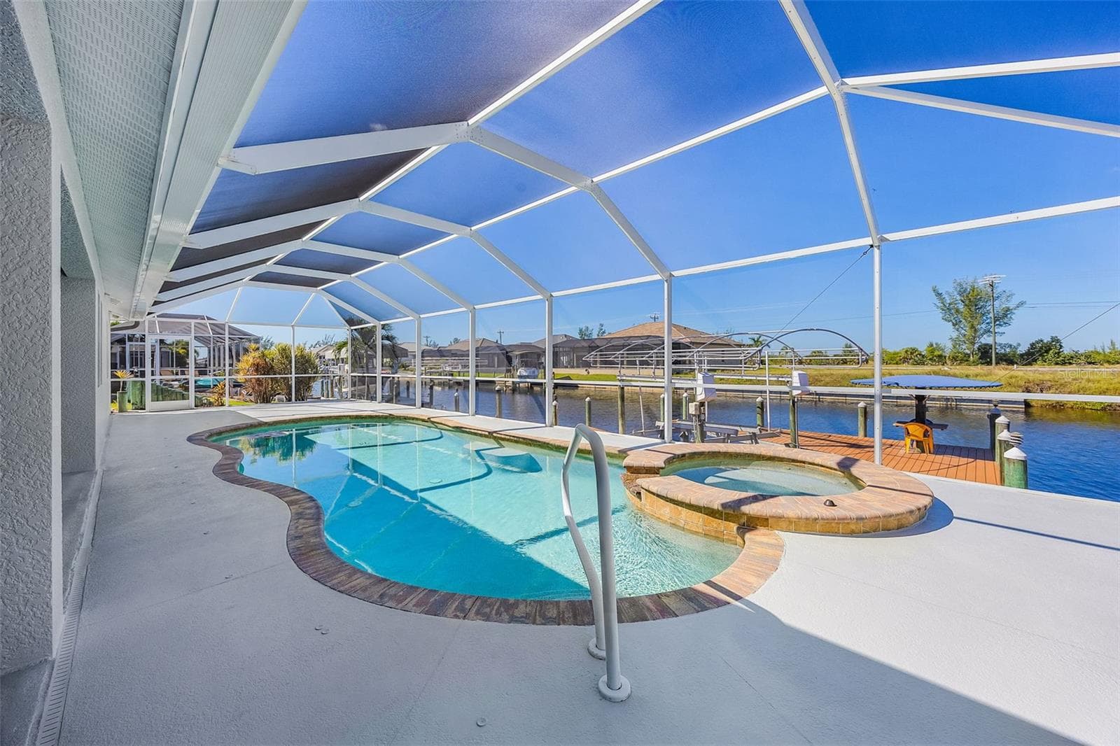 Full size Salt pool with Jacuzzi - 430 NW 39TH AVE, CAPE CORAL