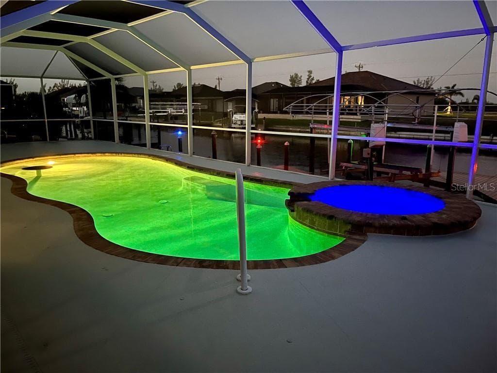 Salt pool with Jacuzzi fully inclosed with screen - 430 NW 39TH AVE, CAPE CORAL