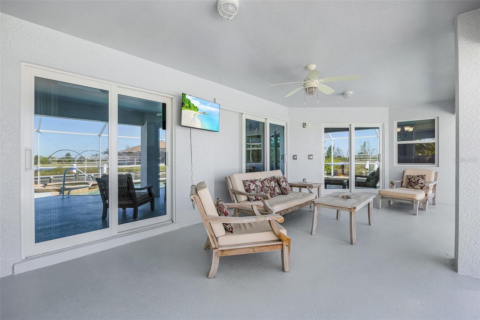 Cover Lanai with plenty of entertainment space - 430 NW 39TH AVE, CAPE CORAL