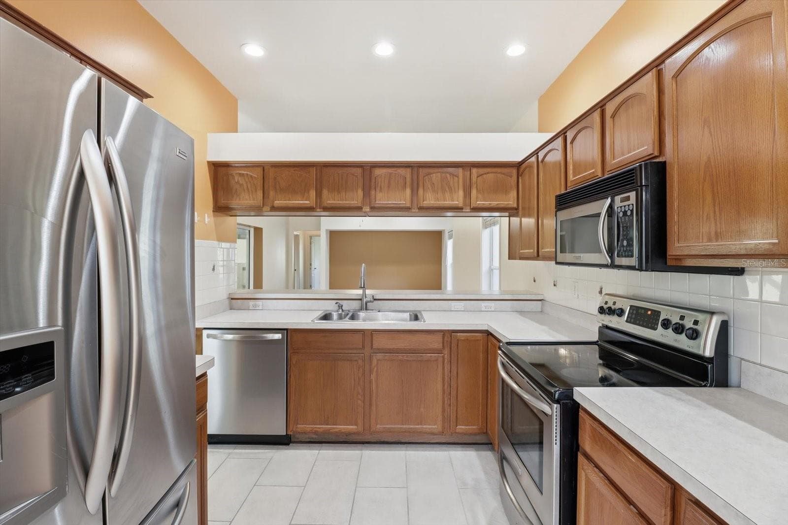 Kitchen w/ Stainless Steel Appliances, NEW Dishwasher, Tiled Backsplash, Breakfast Bar & Plenty of Cabinets & Countertops - 6301 W GLYNBORNE LOOP, CRYSTAL RIVER