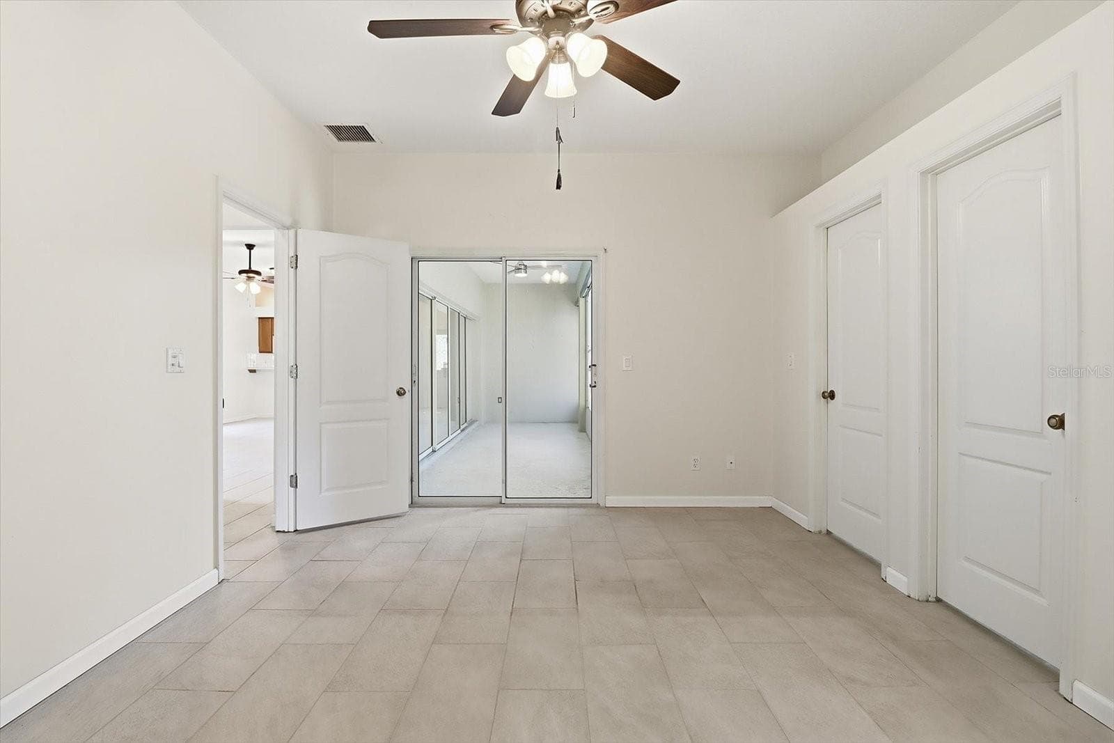 Master Bedroom w/ Slider to the Sunroom, Dual Walk in Closets, Plant Shelf & Ensuite w/ Dual Sinks, Linen Closet, Separate Soak Tub & Tiled Shower - 6301 W GLYNBORNE LOOP, CRYSTAL RIVER