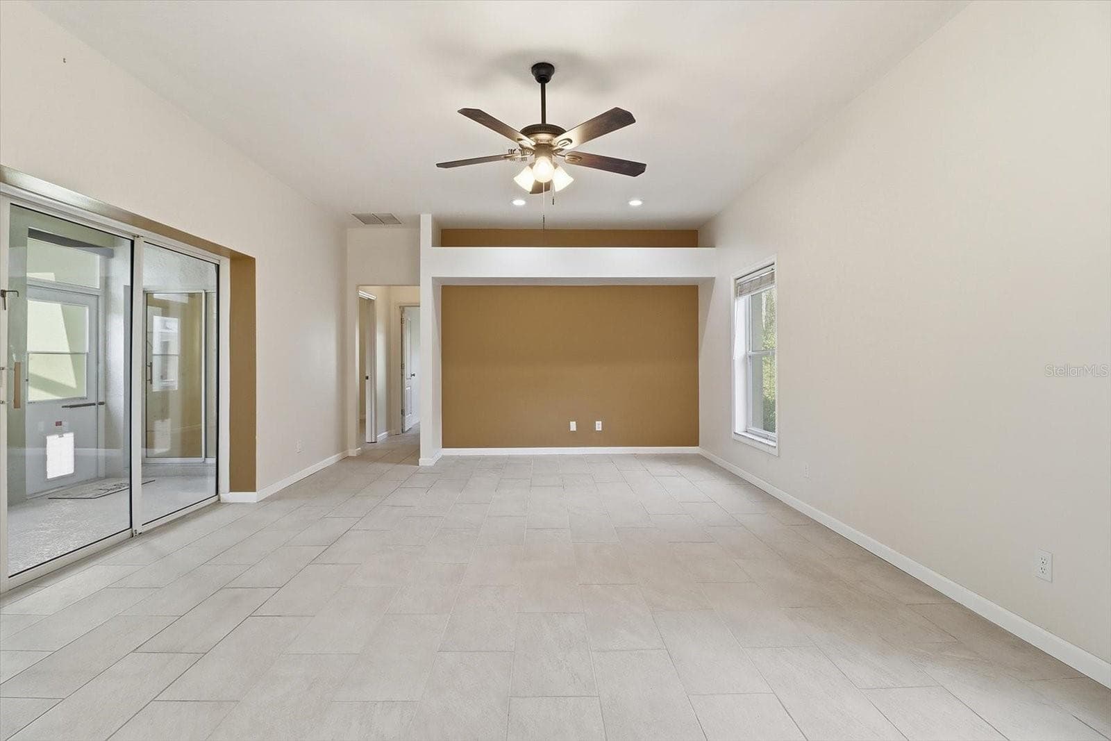 Living Room w/ Full Wall of Pocket Sliders that Open to the Sunroom & Screened Atrium - 6301 W GLYNBORNE LOOP, CRYSTAL RIVER