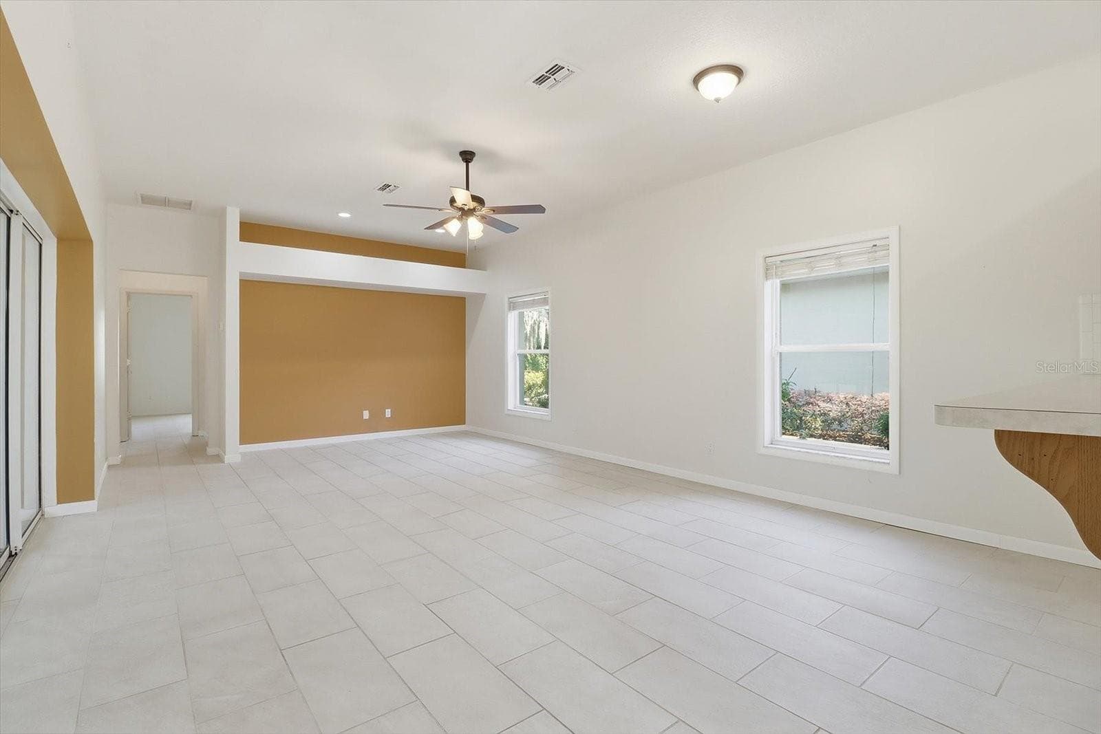 Living Room w/ Plant Shelf & Tile Flooring Throughout - 6301 W GLYNBORNE LOOP, CRYSTAL RIVER